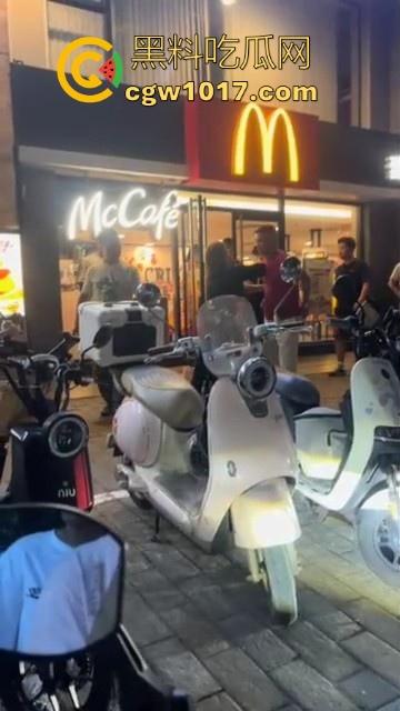 广州小梅大街地头蛇欺负外卖小哥！仗着自己本地人横着走，路人都想冲上去一拳打醒这狗东西！-7