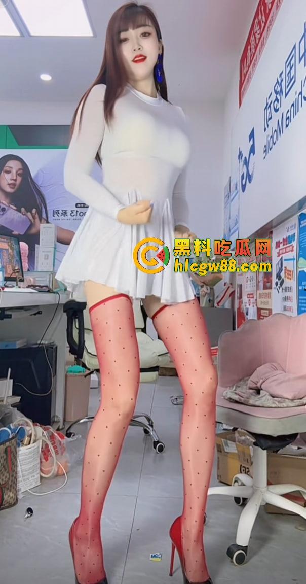 河南商丘移动熟妇『L~ye』直播丝袜勾人不卖业务,黑丝爬地被大哥调教,大哥带假鸡巴增粗套爆操!-8