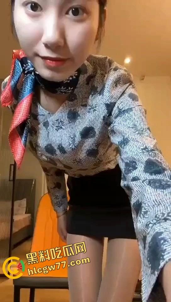 咸阳高颜值实习乘务员『王明倪』黑丝白丝全定制,阴唇发黑骚得宿舍里蝴蝶逼抠到喷水!-2