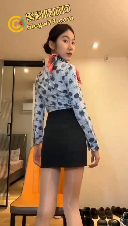 咸阳高颜值实习乘务员『王明倪』黑丝白丝全定制,阴唇发黑骚得宿舍里蝴蝶逼抠到喷水!-4