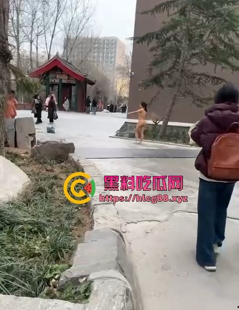 河北美院骚娘们裸奔操场追男生亮瞎狗眼，奶头甩风逼毛飘街，艺术婊感情崩盘就玩人体艺术，天下无人敌！-4