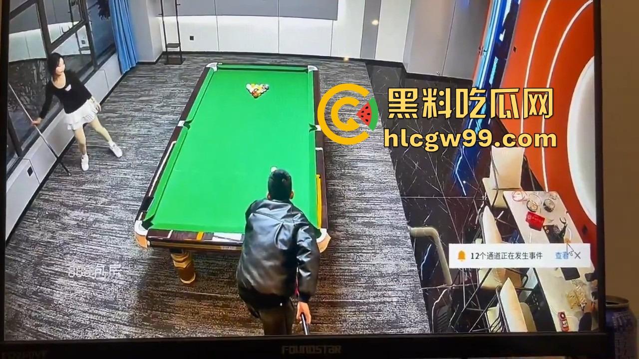 台球厅捉人大戏，老哥找助教练杆法被老婆堵个正着，开球还没完事老婆杀到，他逃她追，妹子吃瓜！-4