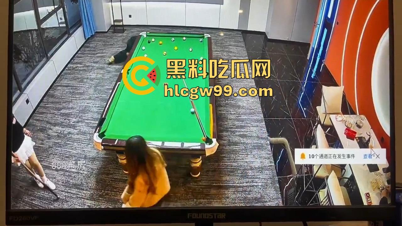 台球厅捉人大戏，老哥找助教练杆法被老婆堵个正着，开球还没完事老婆杀到，他逃她追，妹子吃瓜！-7