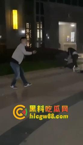 福建小区散步变地狱模式，小伙子刀仔1V3，一家三口直接被团灭，一人一刀干净利落！-7