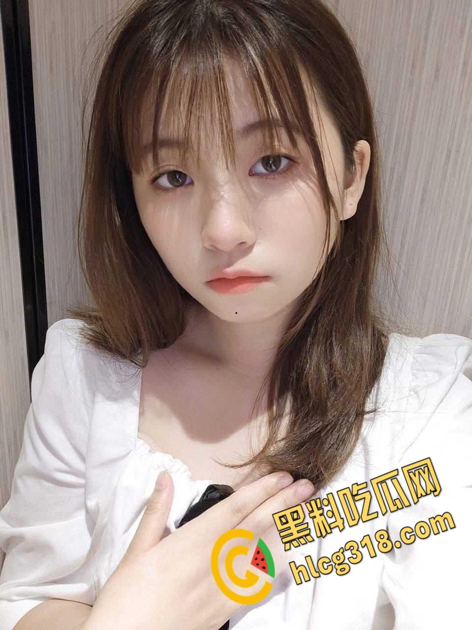 厦门华侨大学【曾潇】反差学生妹,吸舔榨精口活超棒,落地窗前粉嫩小穴被玩喷,饥渴难耐的样子真淫荡!-1