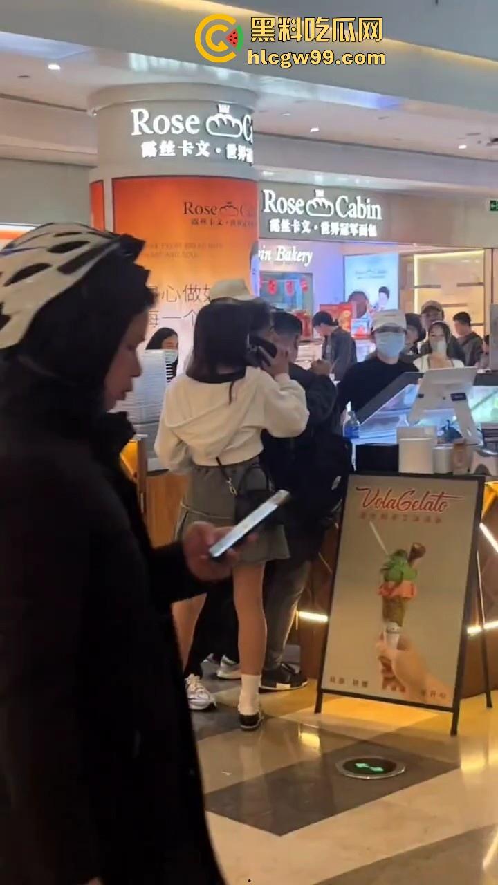 偷拍届又损失一名大将！深圳皇庭广场偷拍裙底被捉，人赃俱获被人死死锁住，偷拍技术有待提升。-5