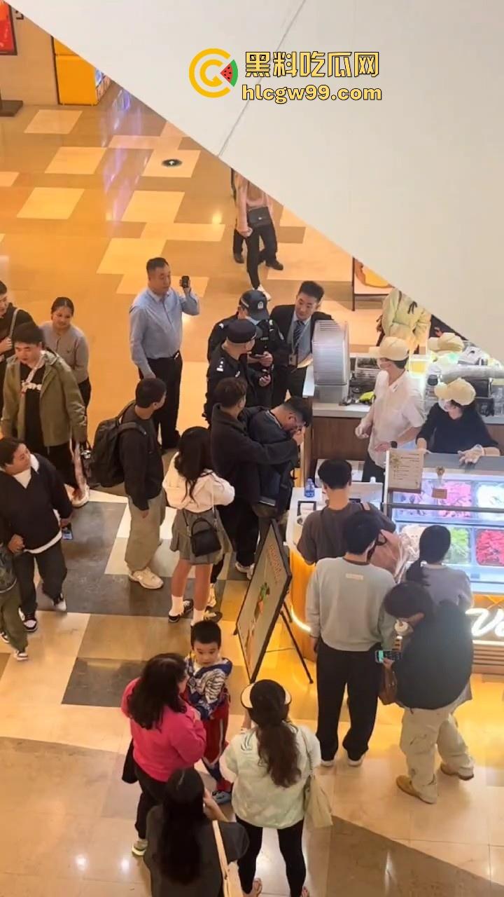 偷拍届又损失一名大将！深圳皇庭广场偷拍裙底被捉，人赃俱获被人死死锁住，偷拍技术有待提升。-8