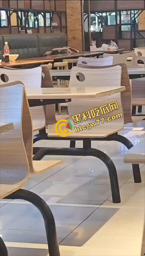 东莞开放大学食堂直接开干，女主餐桌下狂舔猛吞，吃上头当场骑脸开操，全程无视路人只顾自己摇摆！-2