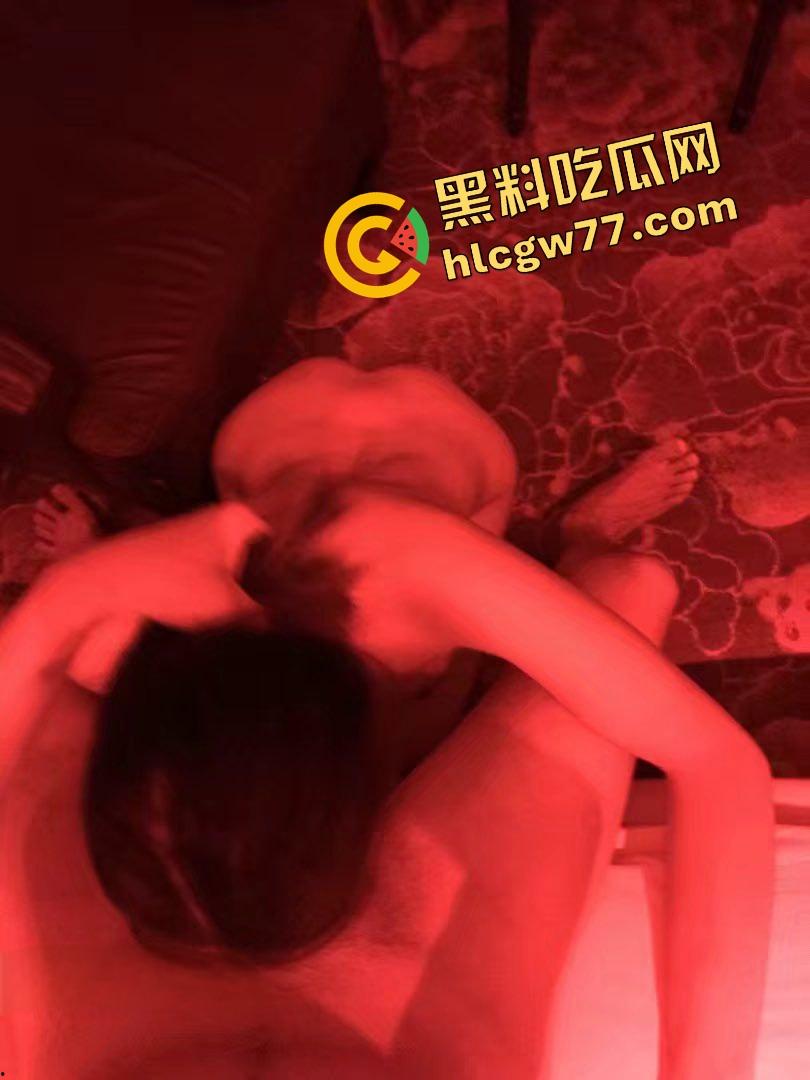 上海美术学院【李珂】光着身子拴狗链、全裸贴地在马路上爬，身上还缠着发光灯，精液喷得屁股蛋上反光！-15