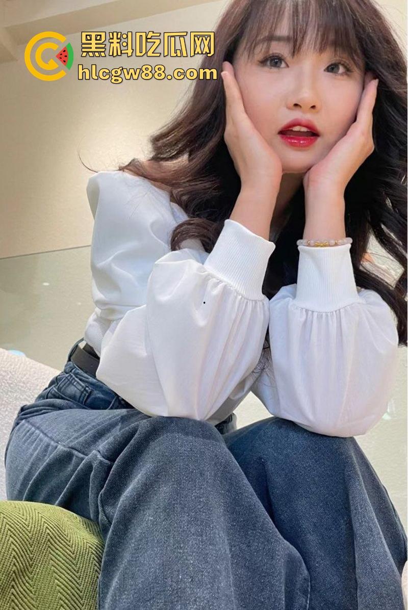 湖南师范大学【王莹】连体网袜自慰勾引学弟 风骚展示性感美乳与浓密黑森林-1