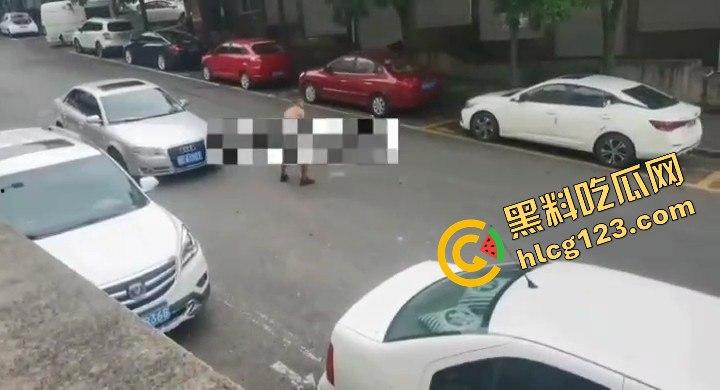 山西阳泉疯狂男子保晋路发疯砸车，连警车也不放过！-4