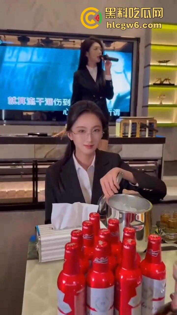 山东KTV传说中的行政套餐！天道酬勤的行政OL包臀裙女秘书，服务到位，难怪公务员考试报名人数年年创新高！-10