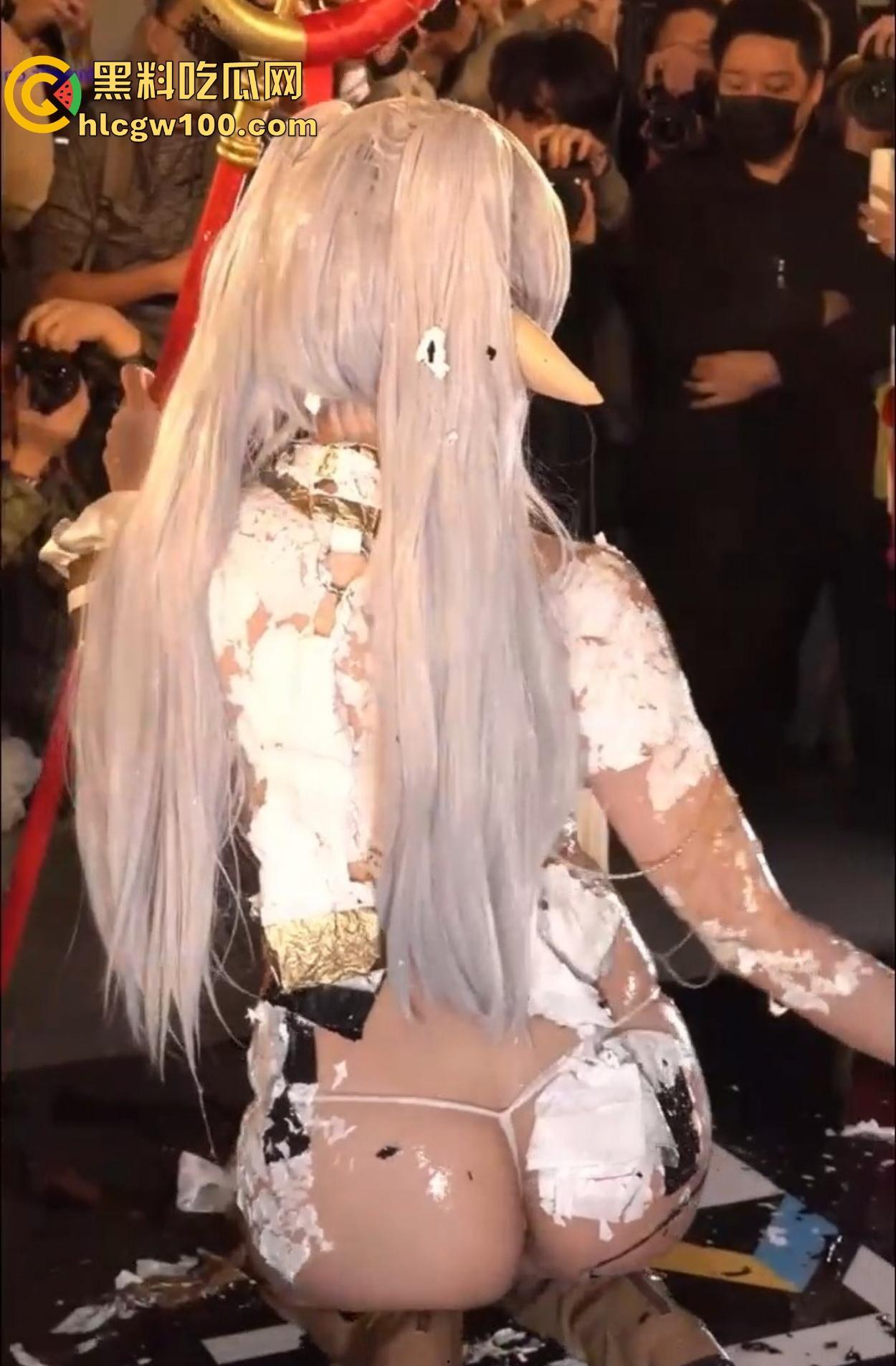 成都漫展变东莞妓女选秀，COS巨乳骚货近乎全裸上阵，丁字裤遮羞菊花若隐若现，摄影师拍到流口水！-12