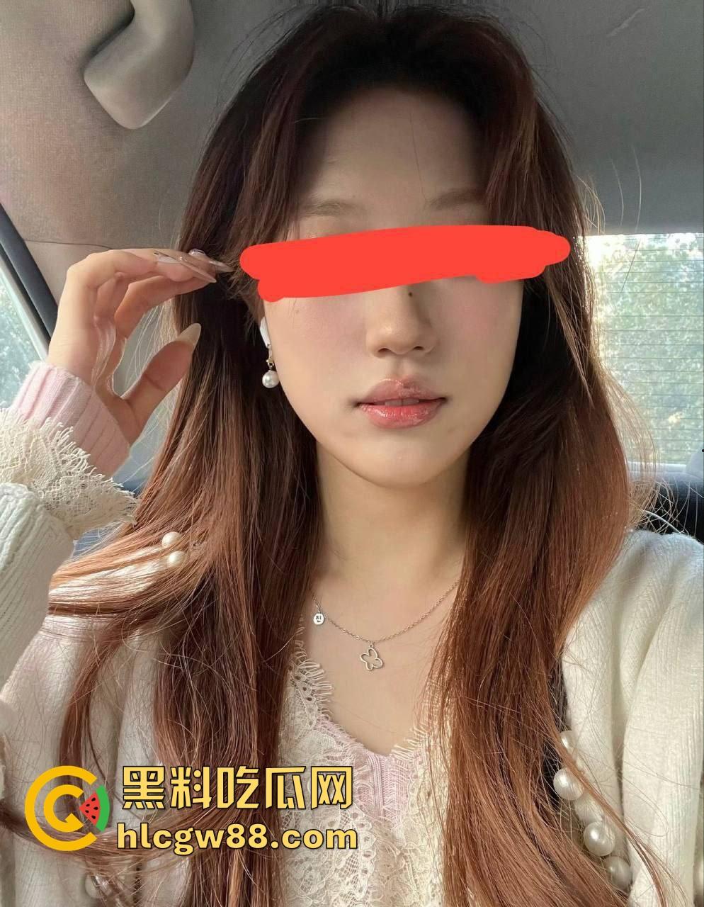 佛山美宜家便利店小妹【方丽梁】带去吃个烤肉就拿下，素颜有点吓人床上情绪价值拉满，被干到翻白眼！-3