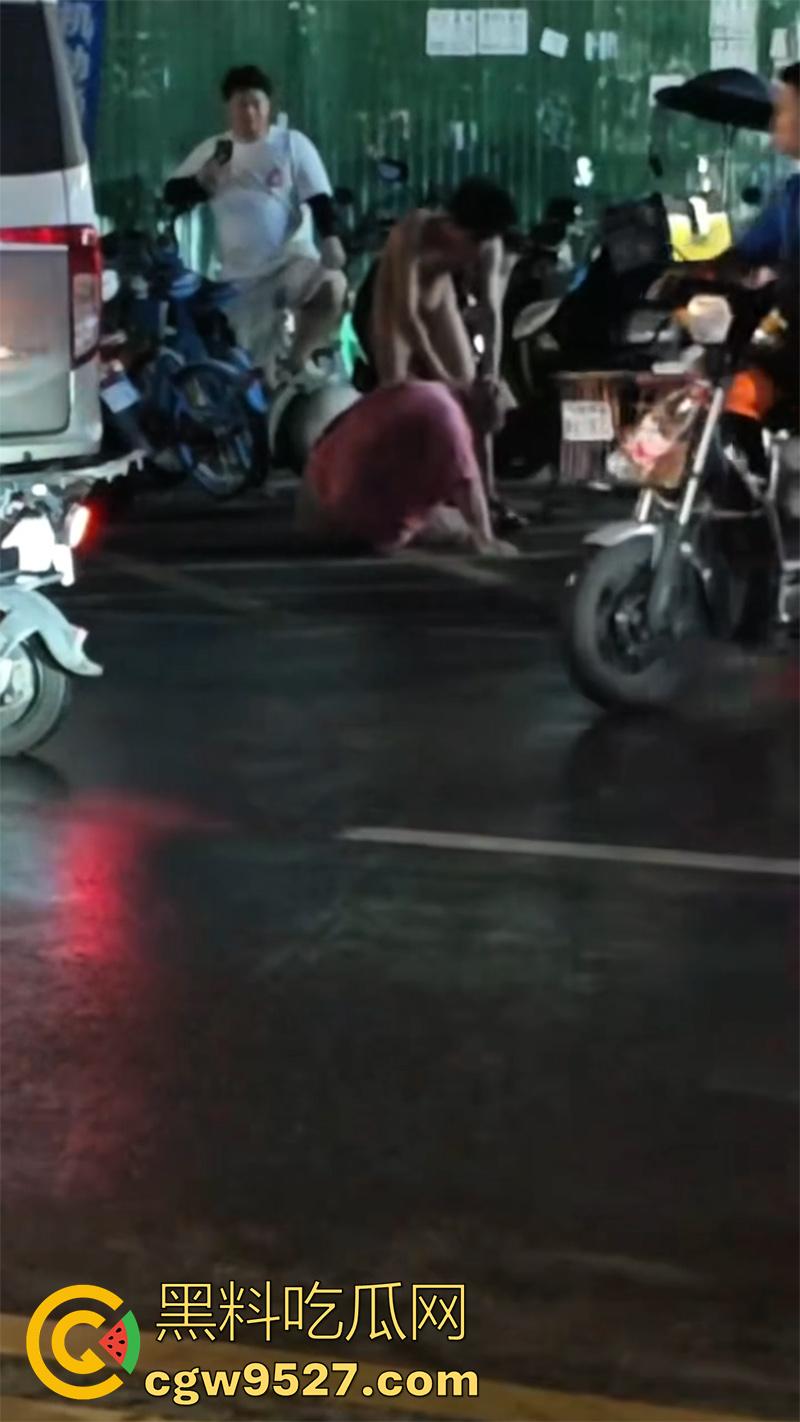 街拍愤怒小伙爆揍大爷，大爷扯着不让他走，小伙拼命逃离，竟把裤子扯下来，当街曝光太残暴了！-2