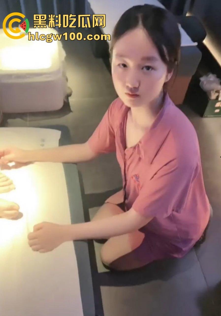 广州富婆女S主壕无人性会所撒币，牵着母狗奴去会所舔技师脚喝尿，加钟加得技师都觉得第一次不脱衣服还能挣钱！-5