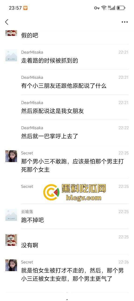 汕头街头捉奸现场变大乱斗！男子抓现行，揪老婆头发猛打，小三哥真爱护花抱腿求饶！-2