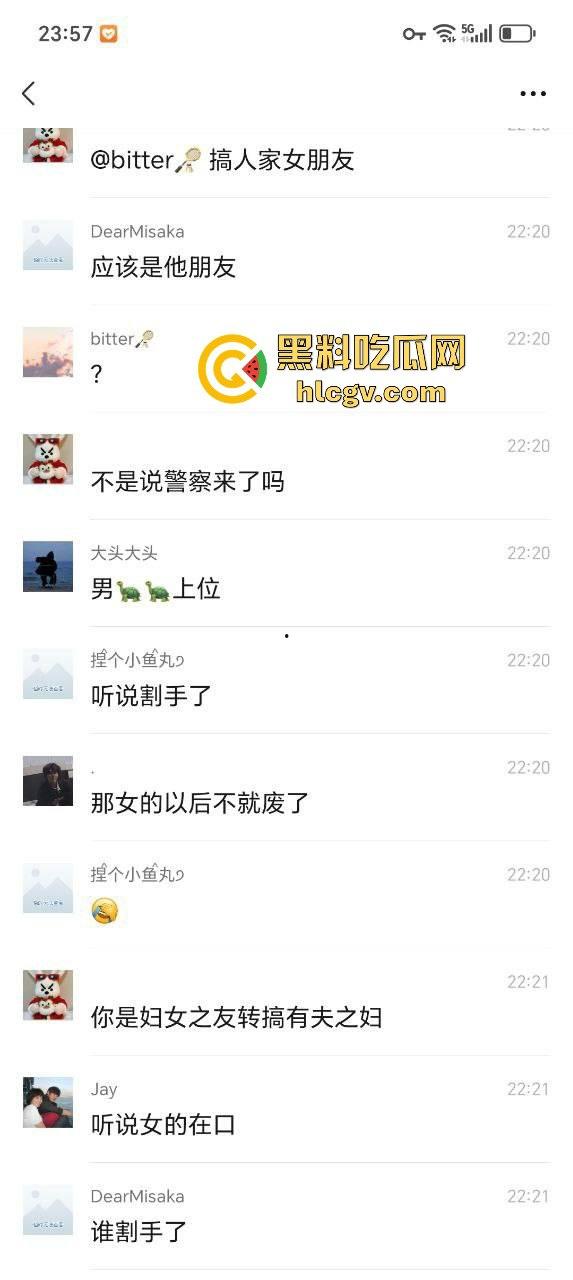 汕头街头捉奸现场变大乱斗！男子抓现行，揪老婆头发猛打，小三哥真爱护花抱腿求饶！-4