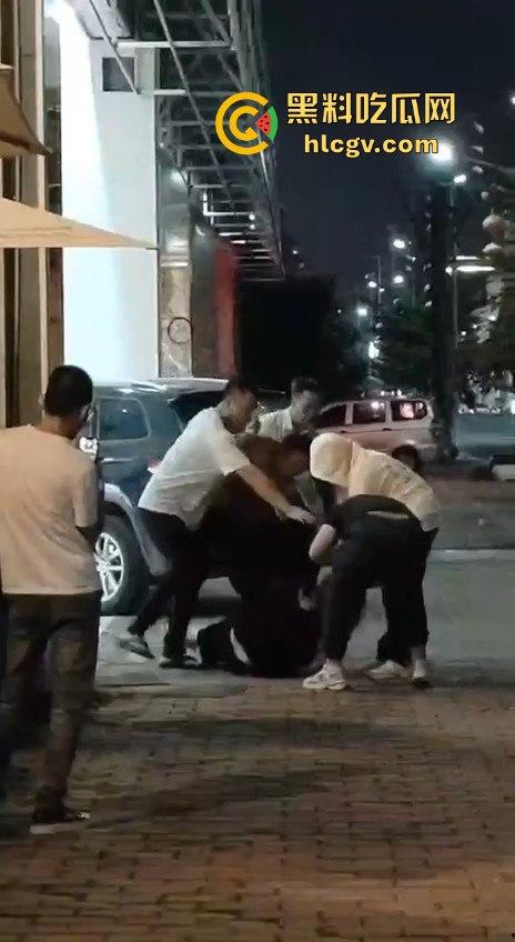 汕头街头捉奸现场变大乱斗！男子抓现行，揪老婆头发猛打，小三哥真爱护花抱腿求饶！-5