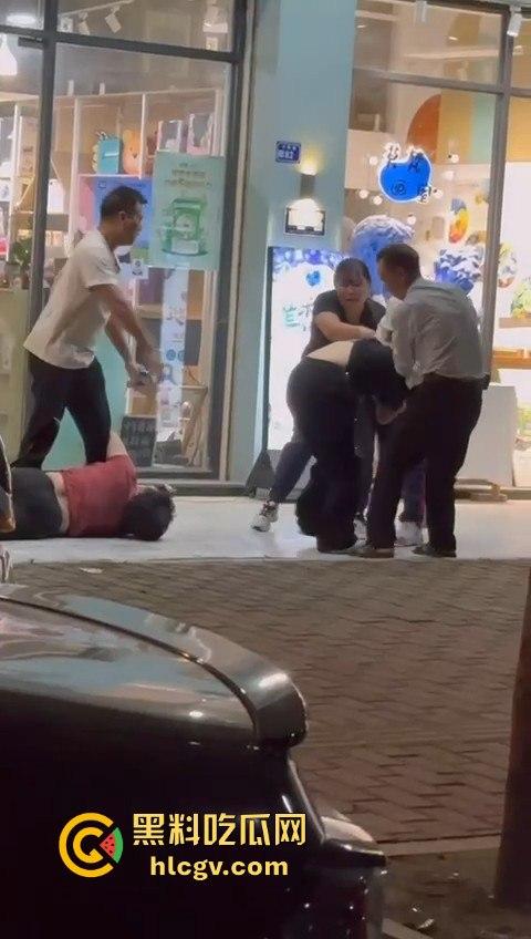 汕头街头捉奸现场变大乱斗！男子抓现行，揪老婆头发猛打，小三哥真爱护花抱腿求饶！-7