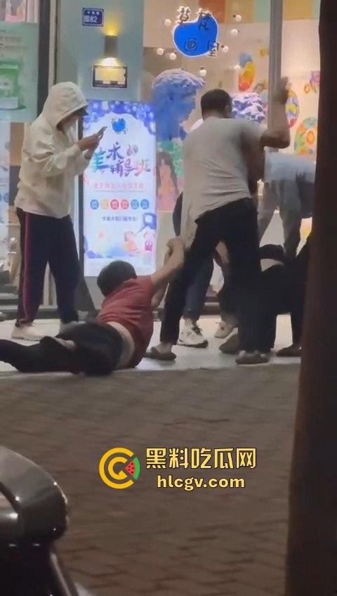 汕头街头捉奸现场变大乱斗！男子抓现行，揪老婆头发猛打，小三哥真爱护花抱腿求饶！-8