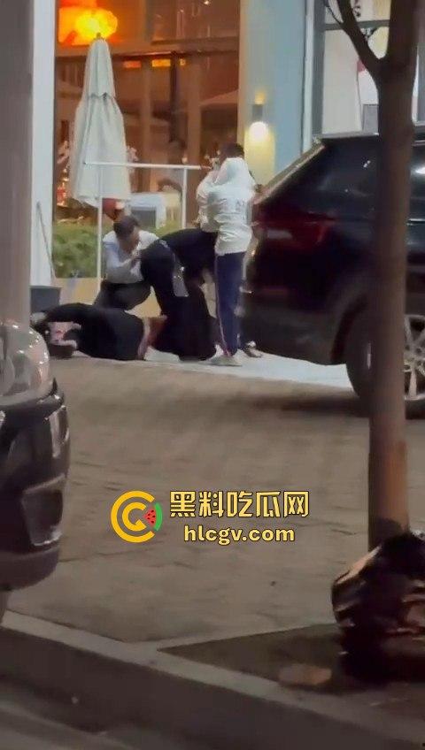 汕头街头捉奸现场变大乱斗！男子抓现行，揪老婆头发猛打，小三哥真爱护花抱腿求饶！-9