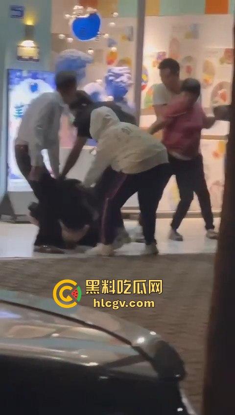 汕头街头捉奸现场变大乱斗！男子抓现行，揪老婆头发猛打，小三哥真爱护花抱腿求饶！-11