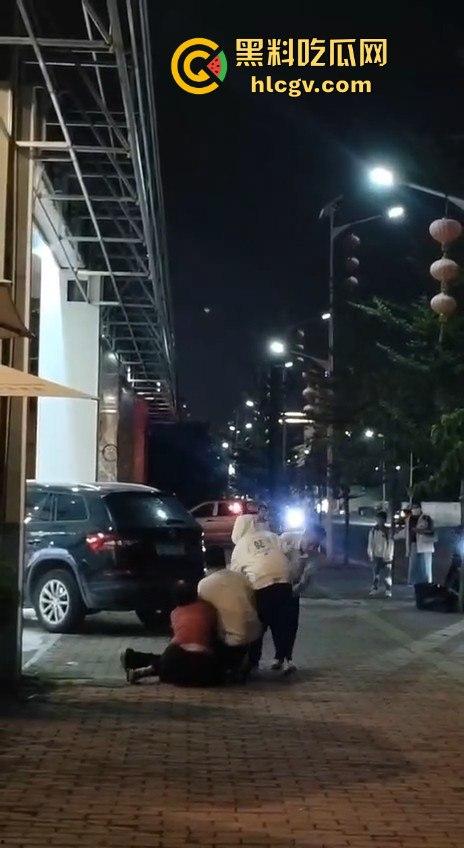 汕头街头捉奸现场变大乱斗！男子抓现行，揪老婆头发猛打，小三哥真爱护花抱腿求饶！-13