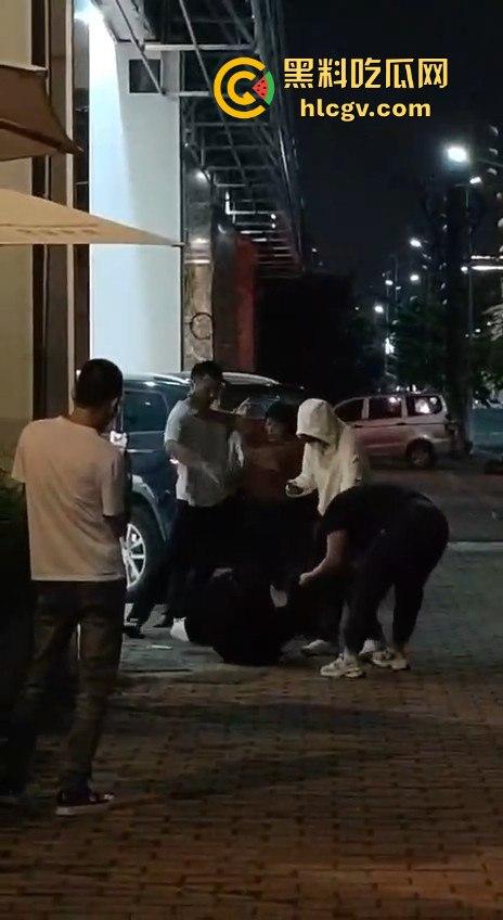 汕头街头捉奸现场变大乱斗！男子抓现行，揪老婆头发猛打，小三哥真爱护花抱腿求饶！-14