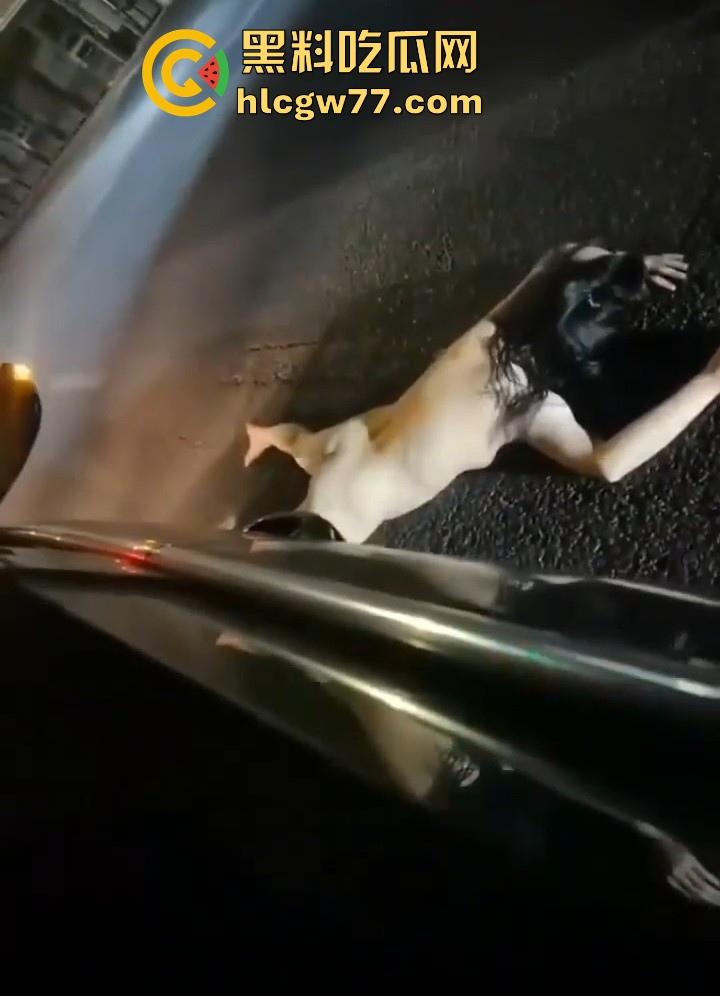 小情侣街上吵架女子一言不合便脱衣服裸奔，裸体躺在马路中间装死，这样爱裸奔的毛病都是谁惯的！-3