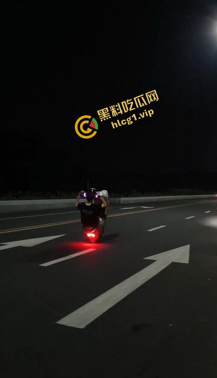 广东中山小榄镇 鬼火少年炫技飙车失败 对撞致车辆散架 倒地不起！-3