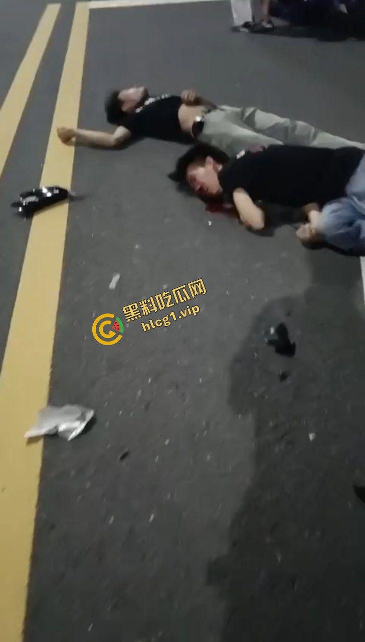 广东中山小榄镇 鬼火少年炫技飙车失败 对撞致车辆散架 倒地不起！-5