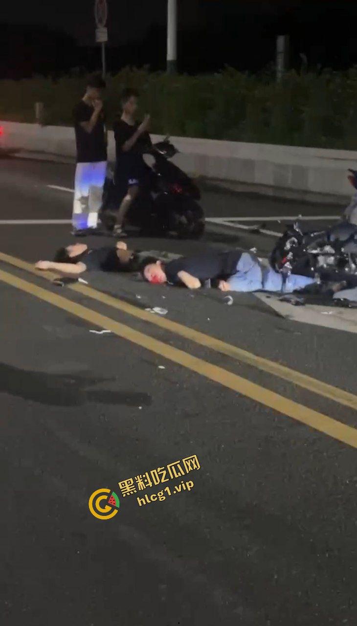 广东中山小榄镇 鬼火少年炫技飙车失败 对撞致车辆散架 倒地不起！-10