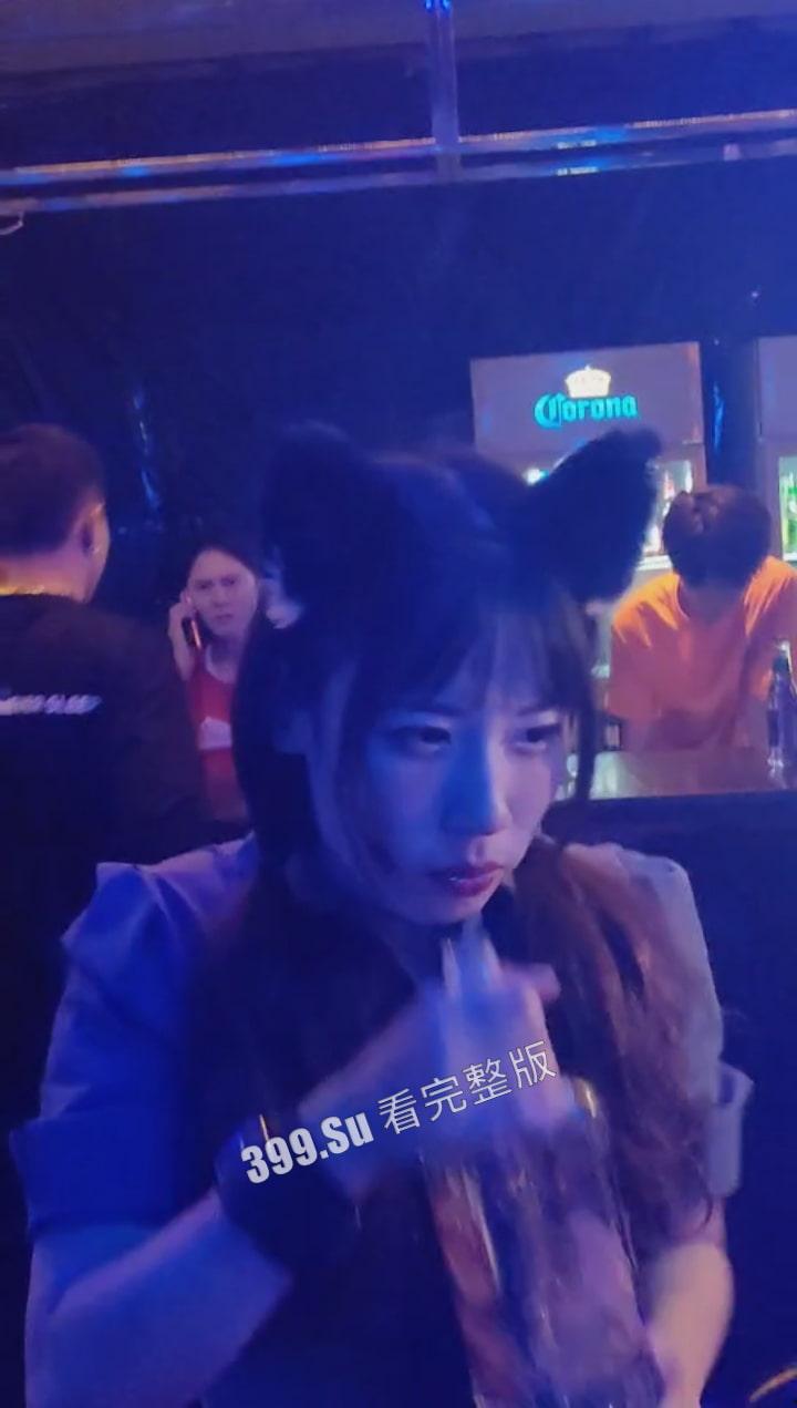 大悦城布车 一男一女拼酒 龙舌兰一口闷，直接把自己喝死了   千万别为了装逼把命给交代了-2