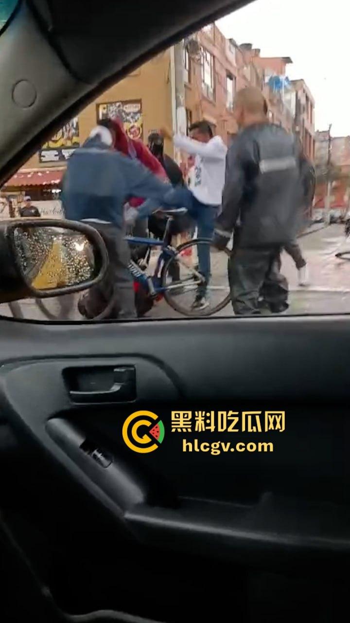 蛋痛！加州小偷扒钱包被抓现行 惨遭正义群众群体攻击 脱裤捏蛋：叫成这样是爆了吗？-5