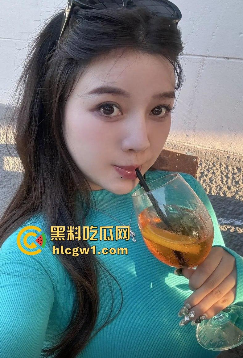 抖音三十万粉丝街拍网红【鹤本】与百万网红闺蜜【大漂亮】互爆猛料！爆出12分钟波涛汹涌裸聊视频！-27