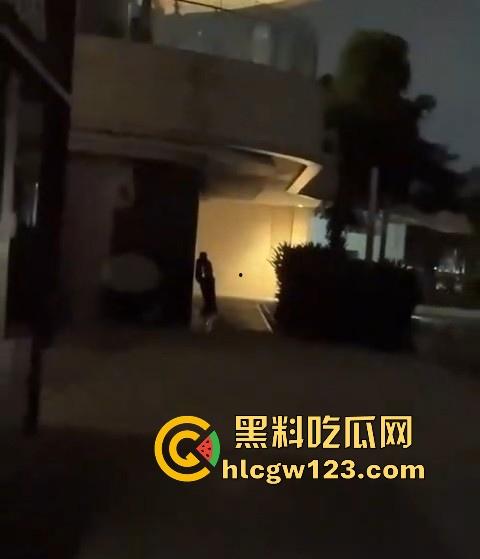 成都东郊记忆酒吧街,老外激情就干 老外就是开放 不知道干的是不是又是我们国内T0版本的小仙女!-7