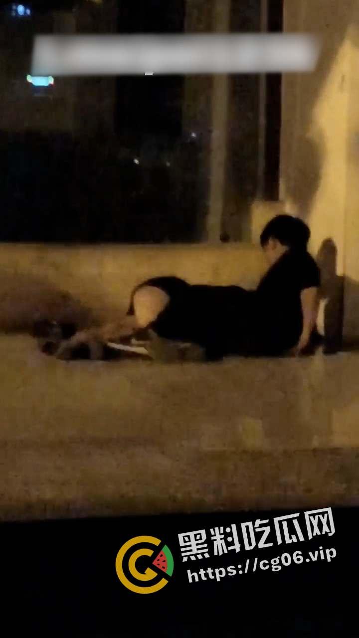 绵阳车友酒吧门口撞见精神小伙捡尸现场 醉酒女孩要被轮奸了 直接报警正义执行-2