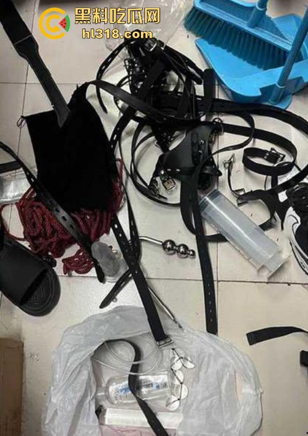 新生入学发现学姐的圣遗物，这学姐也太会玩了吧，灌肠器假鸡巴拉珠样样全，赶紧舔一下上面还有学姐淫水！-2