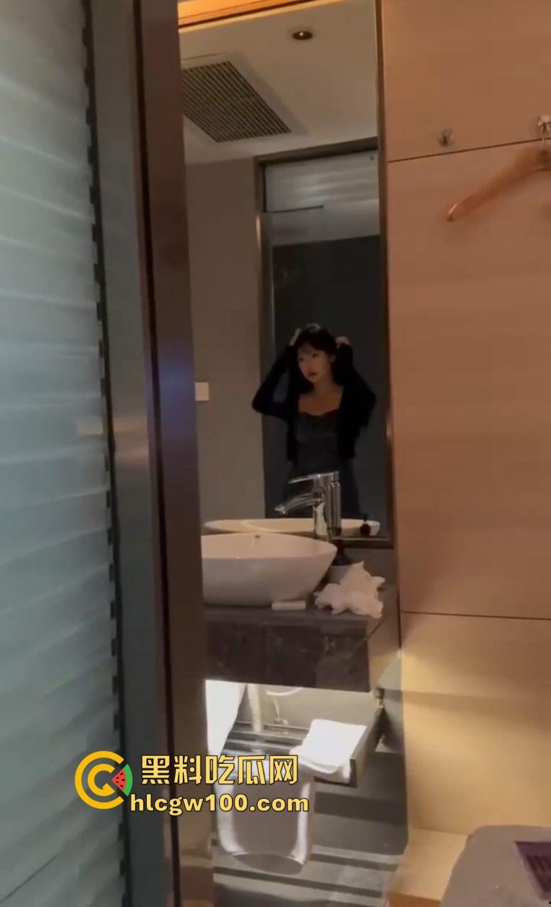 群友投稿广西南宁白领妹子【王晓彤】刚毕业的小姐姐骚到骨子里，同城撩骚半年拿下，有性瘾还爱看A片！-5