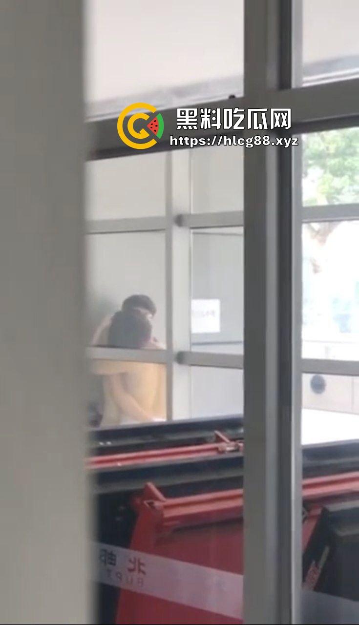 北邮体育馆刺激战场！饥渴难耐小情侣脱衣激情热吻做爱，各种猛吸猛舔恨不得把对方吃掉！-8