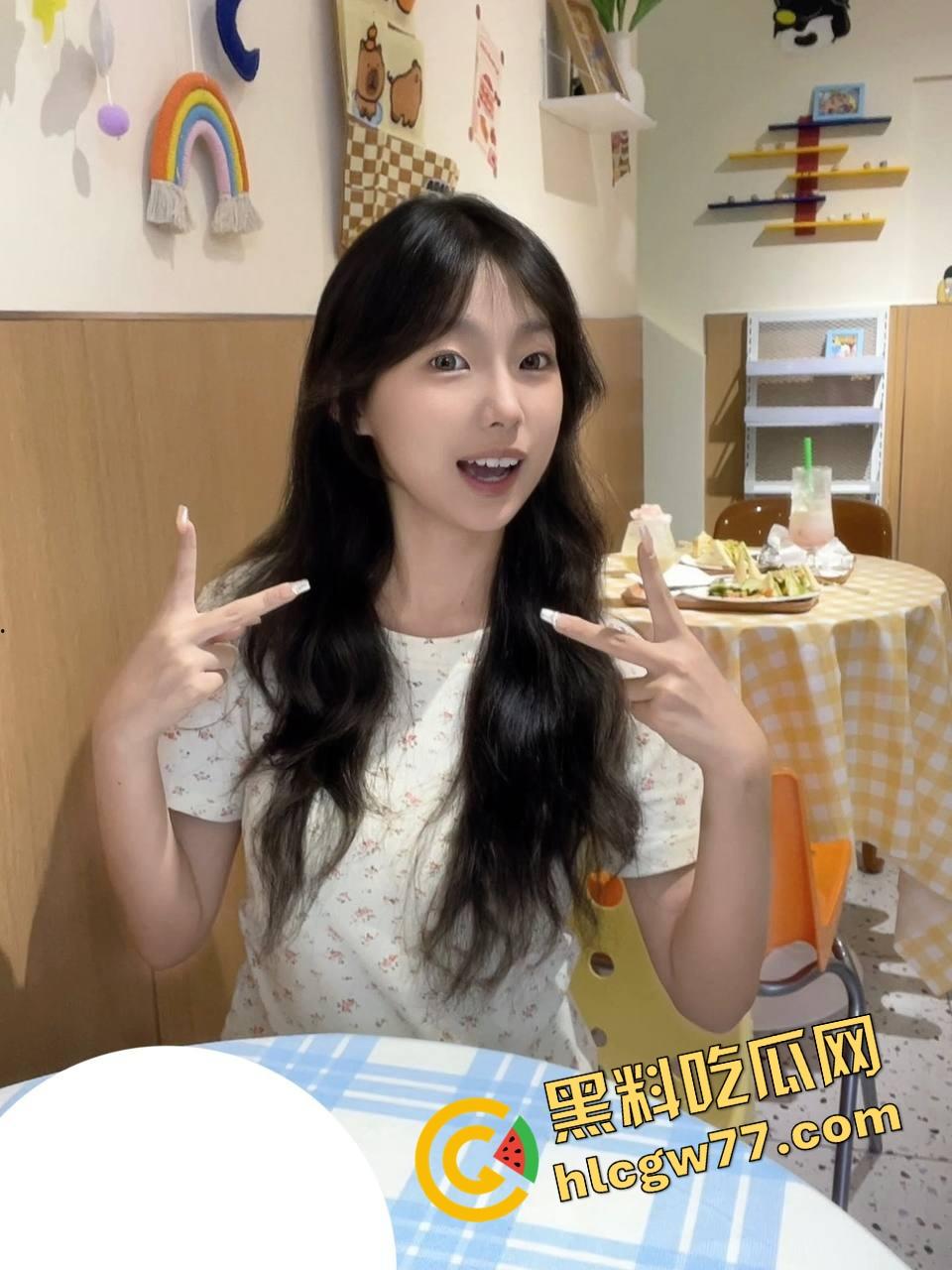 厕所野战被偷拍，白虎骚穴在马桶边被舔穿，口交互舔肉搏一气呵成，是骚是疯分不清了！-1