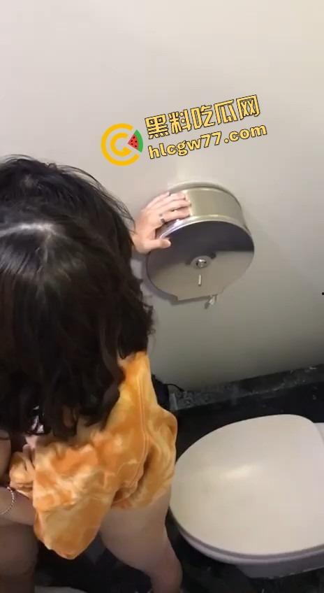 厕所野战被偷拍，白虎骚穴在马桶边被舔穿，口交互舔肉搏一气呵成，是骚是疯分不清了！-7