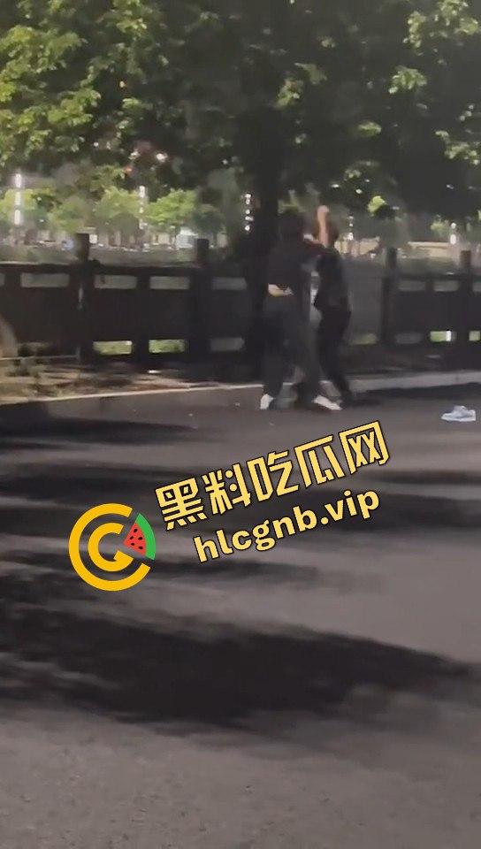 广西两精神小伙为爱街头打架,鞋子都飞了!旁边还有人敲锣打鼓助威!-4