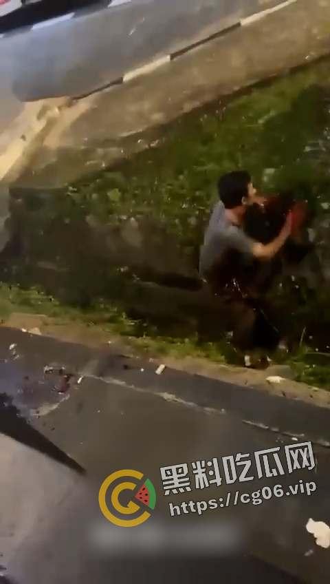 马来西亚第一狠人！割喉完把自己肚子刨开拿肠子出来看 现场血腥画面流出 慎入-3