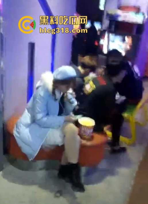 机智小哥玩街射白丝美女！酝酿许久趁其不备掏枪就射 胆大吃四方 男主真刺激！-6