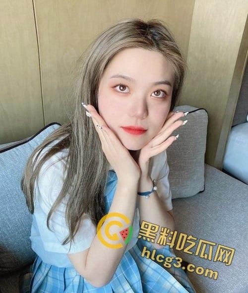 武汉职业技术学院清纯女学生『何颖颖』，JK制服下的肥臀粉穴无套抽插，全程火辣曝光！-2