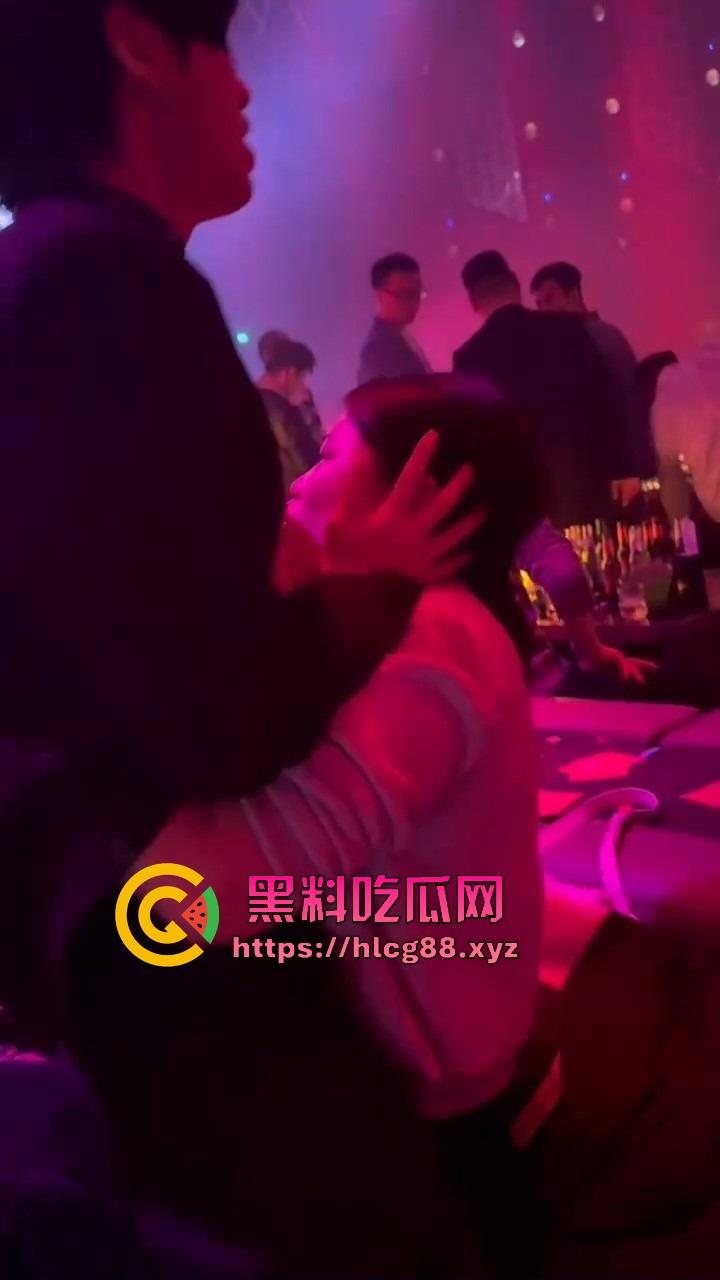 男模腹肌操翻集美骚心，现场舔奶头急扒裤叼屌，大姐浪得抓鸟急不可耐，女拳别装纯你们也就这操性！-4