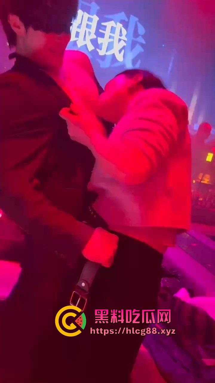 男模腹肌操翻集美骚心，现场舔奶头急扒裤叼屌，大姐浪得抓鸟急不可耐，女拳别装纯你们也就这操性！-12