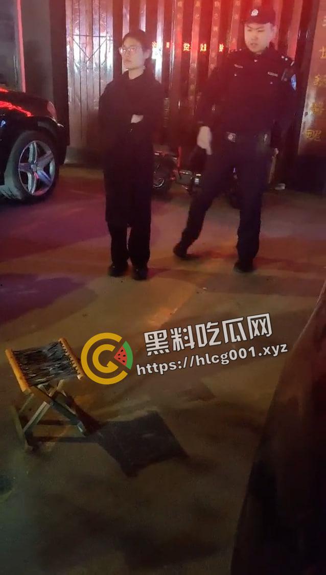 熊孩子遇见母夜叉！山西平遥明清街  女子拿签子当场扎死熊孩子 现场抓捕画面流出-2